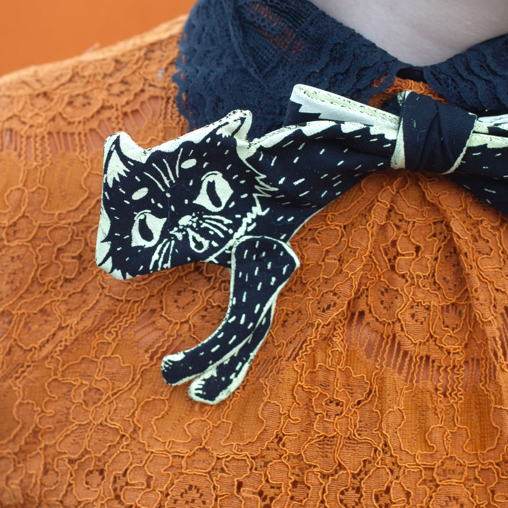 Scaredy cat bow tie